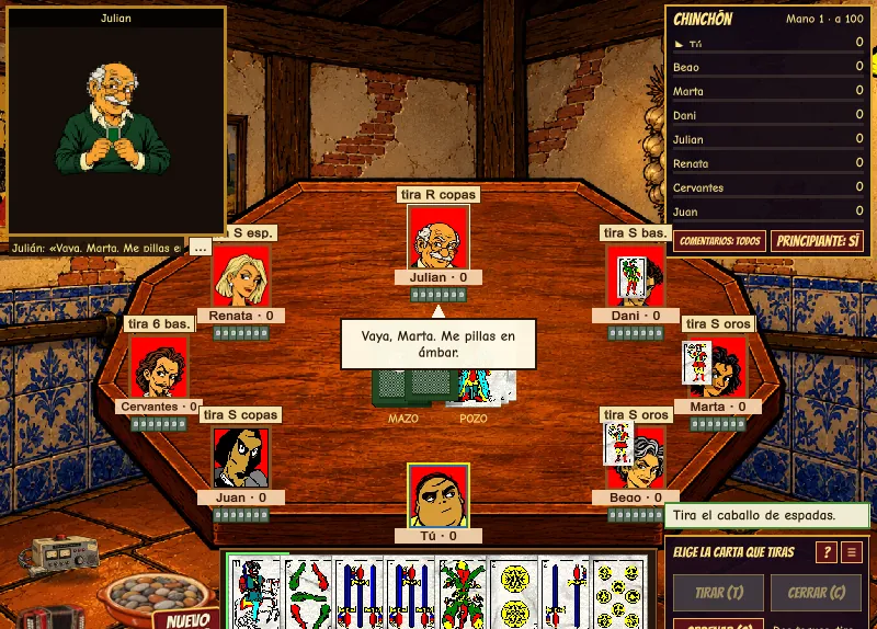 La mesa grande de ocho jugadores, con dos barajas y los retratos de todos alrededor